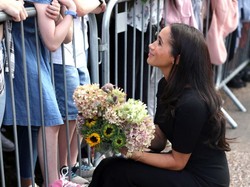 Viral Momen Meghan Markle Dipeluk Fans, Bukti Masih Diterima di Inggris