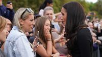Pelukan Warga Inggris untuk Meghan Markle agar Merasa Diterima