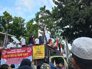 Menantu HRS di Demo 1209 Serukan Kawal Kasus Brigadir J dan Km 50 Menantu HRS di Demo 1209 Serukan Kawal Kasus Brigadir J dan Km 50