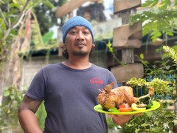 Mencicipi Ayam Guling Khas Bali, Isi Daun Singkong-Bumbu Sereh