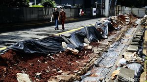Hmmm.. Galian Kabel Bikin Trotoar di Sudirman Rusak Lagi
