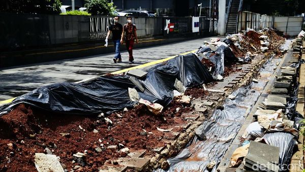 Hmmm.. Galian Kabel Bikin Trotoar di Sudirman Rusak Lagi