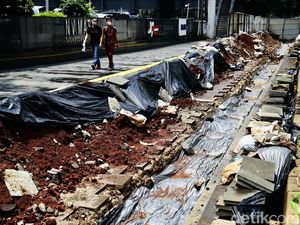 Hmmm.. Galian Kabel Bikin Trotoar di Sudirman Rusak Lagi Hmmm.. Galian Kabel Bikin Trotoar di Sudirman Rusak Lagi