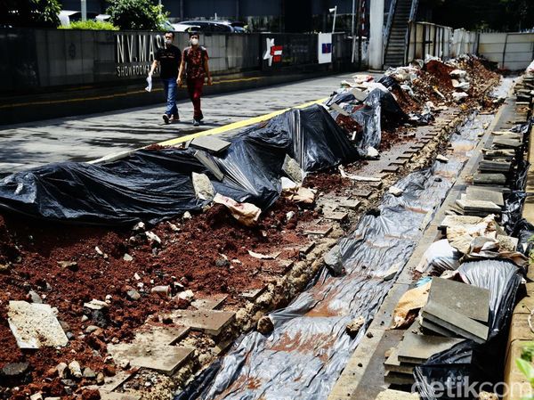 Hmmm.. Galian Kabel Bikin Trotoar di Sudirman Rusak Lagi