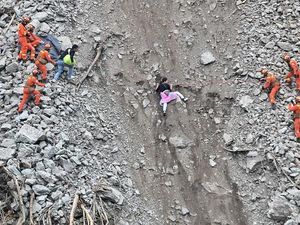 Momen Mencekam Evakuasi Korban Gempa di China Momen Mencekam Evakuasi Korban Gempa di China