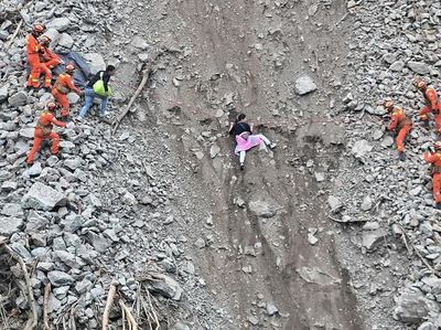 Momen Mencekam Evakuasi Korban Gempa di China