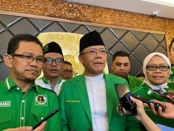 Plt Ketum PPP Mardiono Serahkan SK Baru Kemenkumham ke KPU