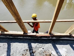 Masuki Musim Penghujan, Proyek Turap Anak Sungai Ciliwung Dikebut Masuki Musim Penghujan, Proyek Turap Anak Sungai Ciliwung Dikebut