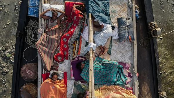 Nyenyaknya Mimpi Nelayan Bangladesh di Atas Perahu