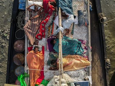 Nyenyaknya Mimpi Nelayan Bangladesh di Atas Perahu