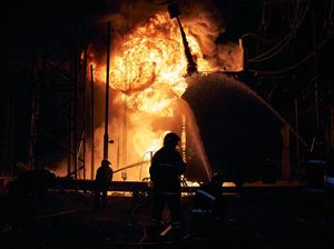 Penampakan Api Yang Membakar Pembangkit Listrik di Kharkiv