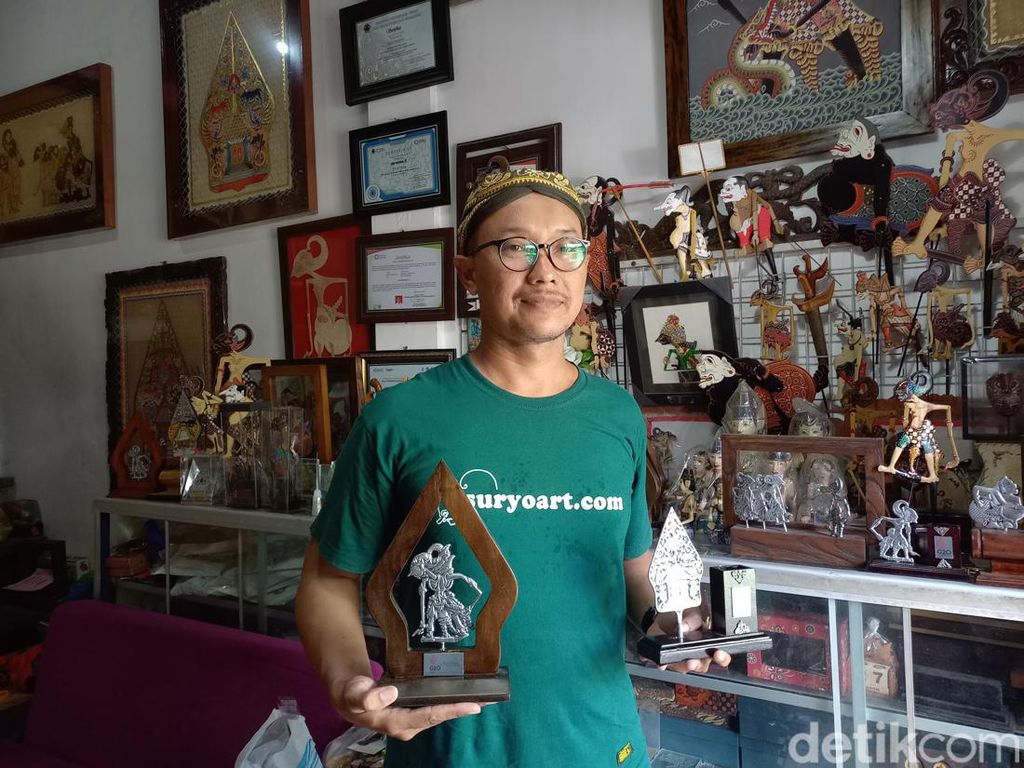 Keren! Perajin di Sukoharjo Ini Terpilih Bikin Souvenir Resmi KTT G20 Bali Keren! Perajin di Sukoharjo Ini Terpilih Bikin Souvenir Resmi KTT G20 Bali