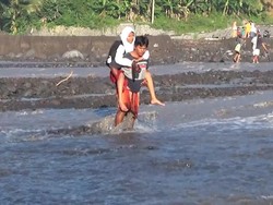 Perjuangan Siswa di Lereng Semeru, Digendong Ortu untuk Sebrangi Sungai