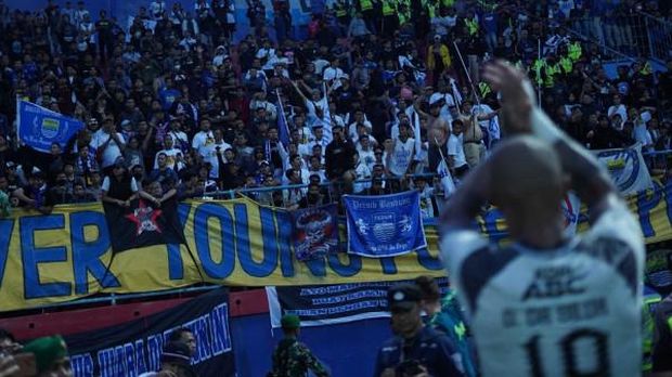 Persib Bandung Kalahkan Arema FC di Liga 1 David Da Silva merayakan kemenangan bersama Bobotoh usai Persib Bandung Kalahkan Arema FC di Liga 1.