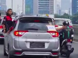 Rombongan Besan Bogor Tutup Pelat Mobil Melintas di Gatsu