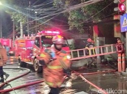 Kebakaran Gudang Mebel di Surabaya Ludeskan 2 Rumah dan 1 Pikap