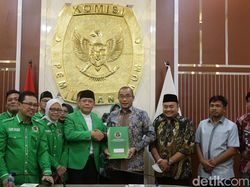 Plt Ketum PPP Mardiono Serahkan SK Baru Kemenkumham ke KPU
