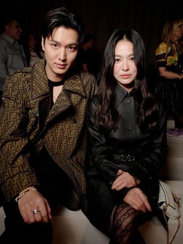 Potret menawan Lee Min Ho dan Song Hye Kyo di acara terbaru Fendi yang bertajuk 25 Years of Baguette./ Foto: instagram.com/voguethailand