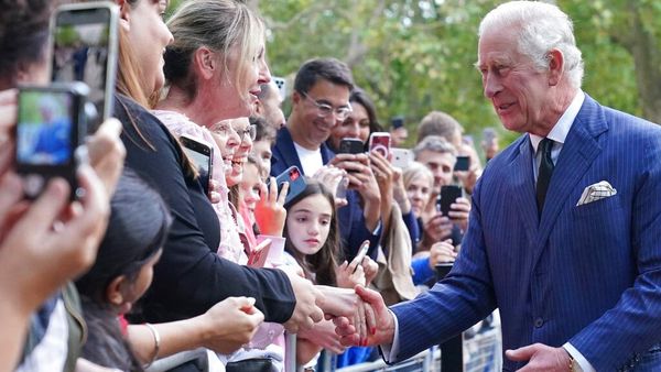 Momen Perdana Raja Charles III Menyapa Rakyatnya Usai Bertahta