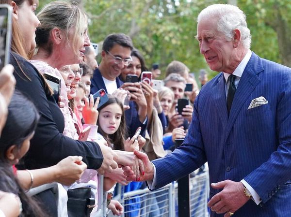 Momen Perdana Raja Charles III Menyapa Rakyatnya Usai Bertahta