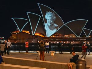 Senyum Khas Ratu Elizabeth II Hiasi Sydney Opera House Senyum Khas Ratu Elizabeth II Hiasi Sydney Opera House