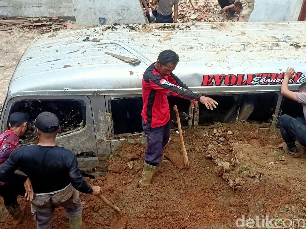 Rumah, Mobil, dan Motor Tertimbun Longsor di Punggelan Banjarnegara
