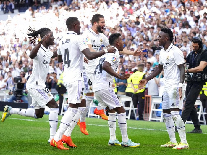 Real Madrid's Ferland Mendy, left, and Mallorca's Dani Rodriguez, vie for the ball during the Spanish La Liga soccer match between Real Madrid and Mallorca at the Santiago Bernabeu stadium in Madrid, Spain, Sunday, Sept. 11, 2022. (AP Photo/Manu Fernandez)