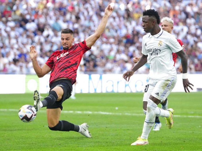 Real Madrid's Ferland Mendy, left, and Mallorca's Dani Rodriguez, vie for the ball during the Spanish La Liga soccer match between Real Madrid and Mallorca at the Santiago Bernabeu stadium in Madrid, Spain, Sunday, Sept. 11, 2022. (AP Photo/Manu Fernandez)