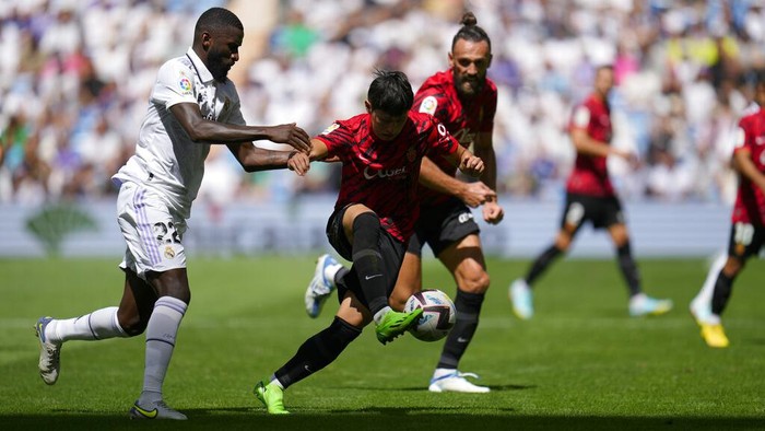 Real Madrid's Ferland Mendy, left, and Mallorca's Dani Rodriguez, vie for the ball during the Spanish La Liga soccer match between Real Madrid and Mallorca at the Santiago Bernabeu stadium in Madrid, Spain, Sunday, Sept. 11, 2022. (AP Photo/Manu Fernandez)