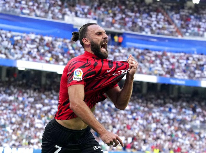 Real Madrid's Ferland Mendy, left, and Mallorca's Dani Rodriguez, vie for the ball during the Spanish La Liga soccer match between Real Madrid and Mallorca at the Santiago Bernabeu stadium in Madrid, Spain, Sunday, Sept. 11, 2022. (AP Photo/Manu Fernandez)