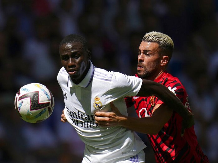 Real Madrid's Ferland Mendy, left, and Mallorca's Dani Rodriguez, vie for the ball during the Spanish La Liga soccer match between Real Madrid and Mallorca at the Santiago Bernabeu stadium in Madrid, Spain, Sunday, Sept. 11, 2022. (AP Photo/Manu Fernandez)