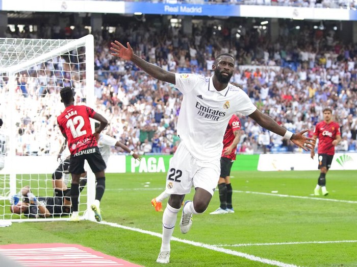 Real Madrid's Ferland Mendy, left, and Mallorca's Dani Rodriguez, vie for the ball during the Spanish La Liga soccer match between Real Madrid and Mallorca at the Santiago Bernabeu stadium in Madrid, Spain, Sunday, Sept. 11, 2022. (AP Photo/Manu Fernandez)