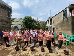 Relawan Ganjar Pranowo Bagikan 300 Bibit Cabai ke Emak-emak di Jaksel