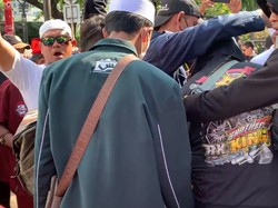 Ricuh Demo di Patung Kuda, Massa Kejar Mobil Komando Kelompok Lain!