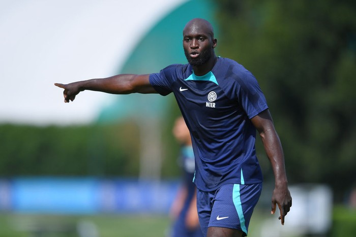 COMO, ITALY - AUGUST 28: Romelu Lukaku of FC Internazionale gestures during the FC Internazionale training session at the clubs training ground Suning Training Center at Appiano Gentile on August 28, 2022 in Como, Italy. (Photo by Mattia Pistoia - Inter/Inter via Getty Images)
