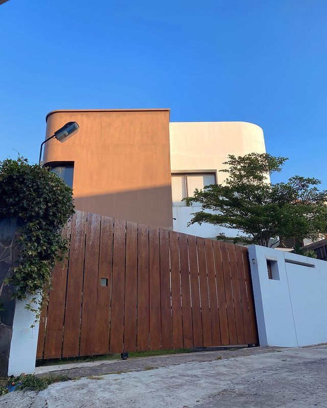 Rumah Dhatu Rembulan dan Tria The Changcuters Rumah Dhatu Rembulan dan Tria The Changcuters