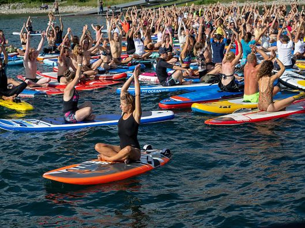 Sensasi Yoga di Atas Air yang Lebih Menantang