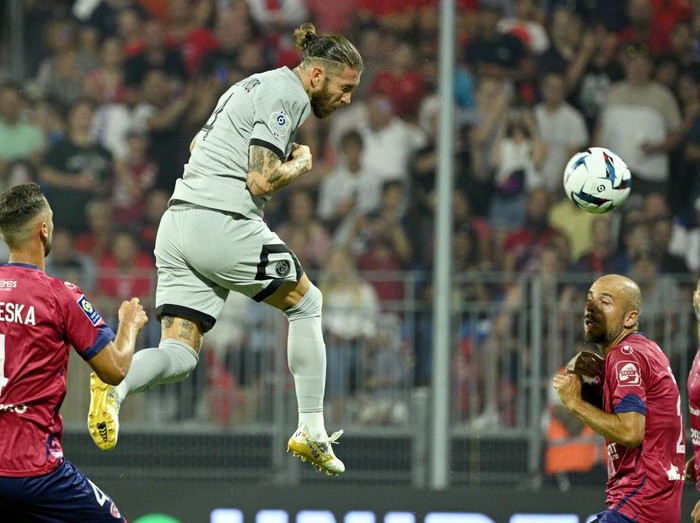 PARIS, FRANCE - SEPTEMBER 06: Sergio Ramos #4 of Paris Saint-Germain warms up before the UEFA Champions League group H match between Paris Saint-Germain and Juventus at Parc des Princes on September 6, 2022 in Paris, France. (Photo by Catherine Steenkeste/Getty Images)