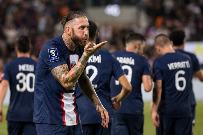 PARIS, FRANCE - SEPTEMBER 06: Sergio Ramos #4 of Paris Saint-Germain warms up before the UEFA Champions League group H match between Paris Saint-Germain and Juventus at Parc des Princes on September 6, 2022 in Paris, France. (Photo by Catherine Steenkeste/Getty Images)