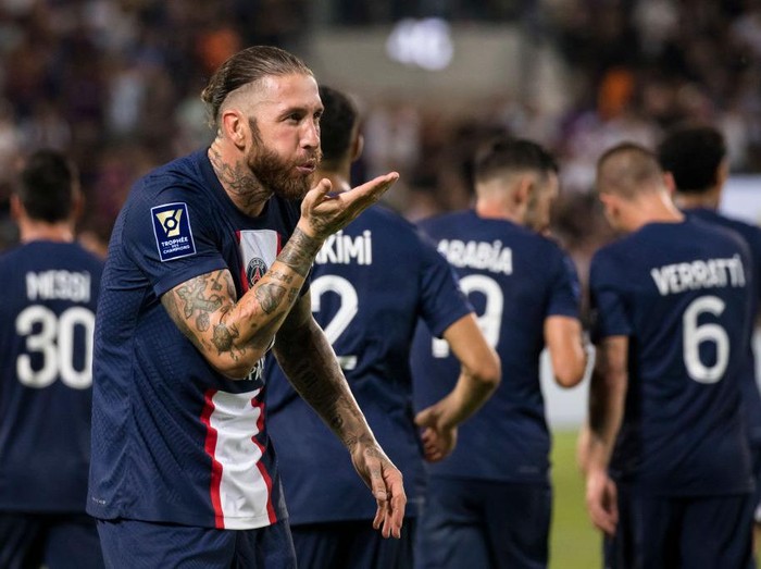 PARIS, FRANCE - SEPTEMBER 06: Sergio Ramos #4 of Paris Saint-Germain warms up before the UEFA Champions League group H match between Paris Saint-Germain and Juventus at Parc des Princes on September 6, 2022 in Paris, France. (Photo by Catherine Steenkeste/Getty Images)