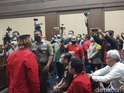Ekspresi Edy Mulyadi saat Divonis Ringan Kasus Jin Buang Anak