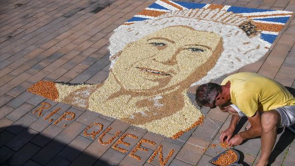 Aksi Seniman Kosovo Gambar Wajah Ratu Elizabeth dengan Biji-bijian