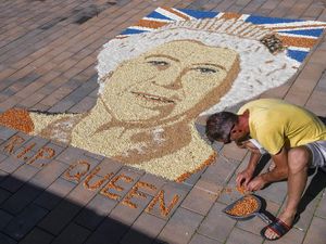 Aksi Seniman Kosovo Gambar Wajah Ratu Elizabeth dengan Biji-bijian