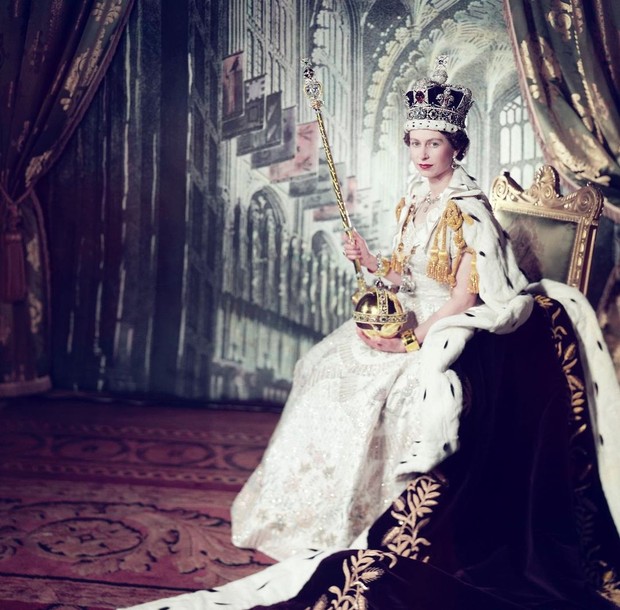 Ratu Elizabeth II mengenakan mahkota St. Edward saat dirinya naik tahta