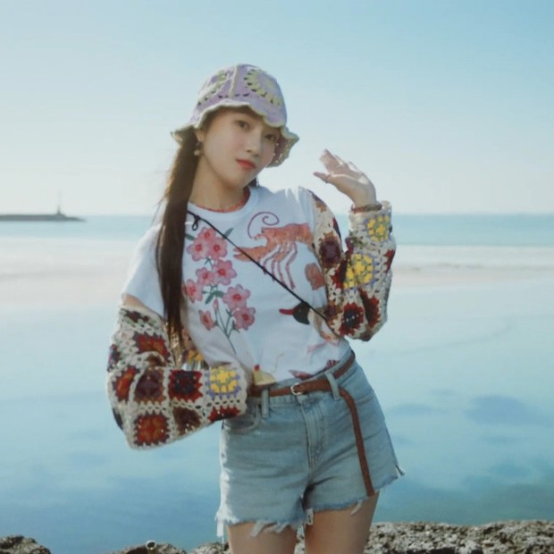 Tampilan Joy Red Velvet mengenakan Cardigan & Topi Crochet pada MV 'Hello' (2021) /Foto: Courtesy of SM Entertainment Foto: Courtesy of SM Entertainment