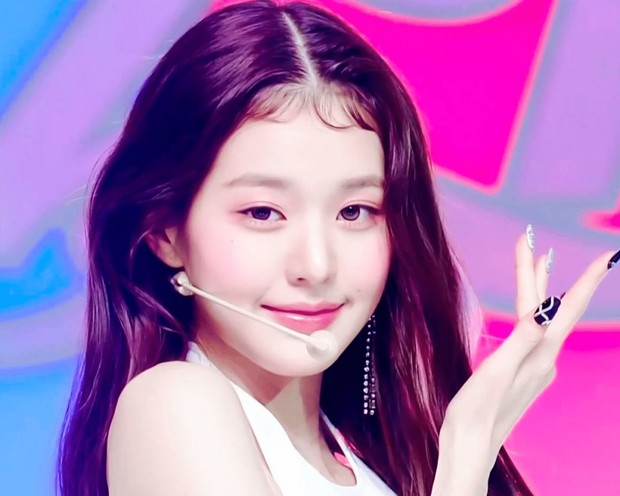 Tampilan poni tweety ala Jang Wonyoung /Foto: allkpop.com Foto: allkpop.com