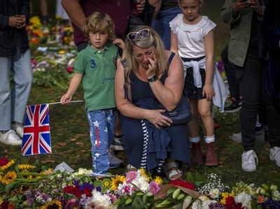 Tangis Warga Inggris Lepas Kepergian Ratu Elizabeth II