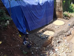 Pembangunan Tembok Antilongsor Jembatan Dua Cilebut Terkendala Cuaca