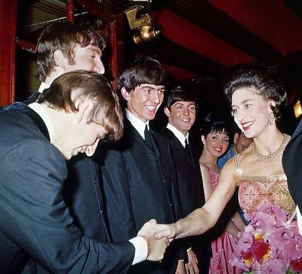 The Beatles dan Ratu Elizabeth II/Foto: pinterest.com The Beatles dan Ratu Elizabeth II/Foto: pinterest.com