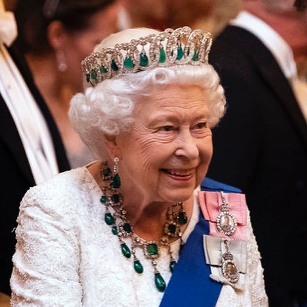 Ratu Elizabeth II mengenakan 1 set perhiasan Cambridge Emerald